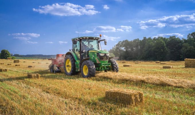 traktor pracujący na polu