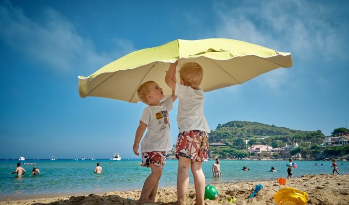 dzieci pod parasolem