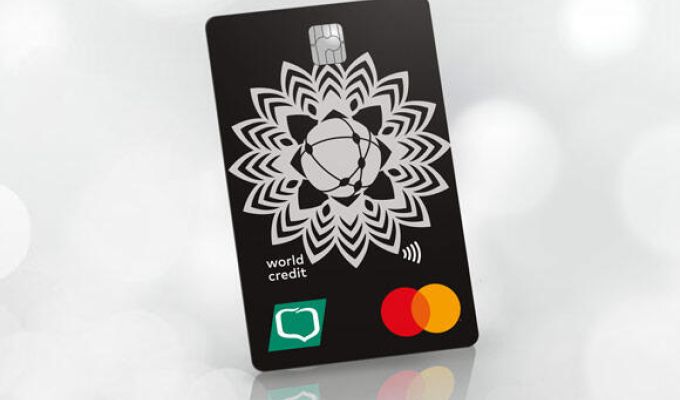 Telefon oraz karta kredytowa w rękach człowieka